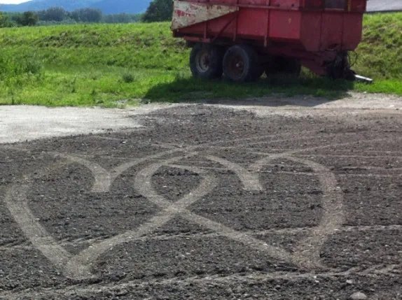 Herz im Reitplatzboden