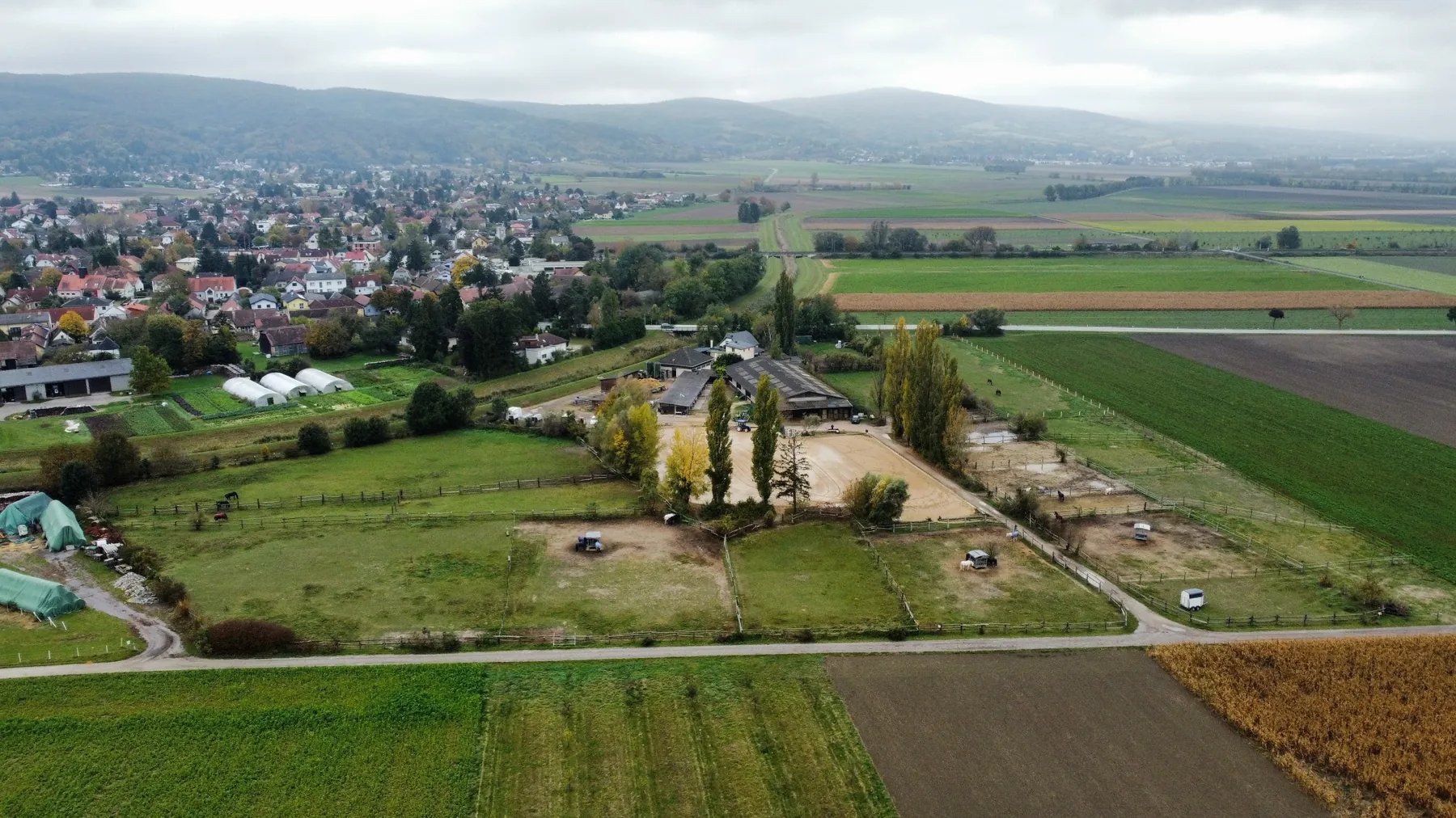 Luftaufnahme des Reitstalls Sterlini